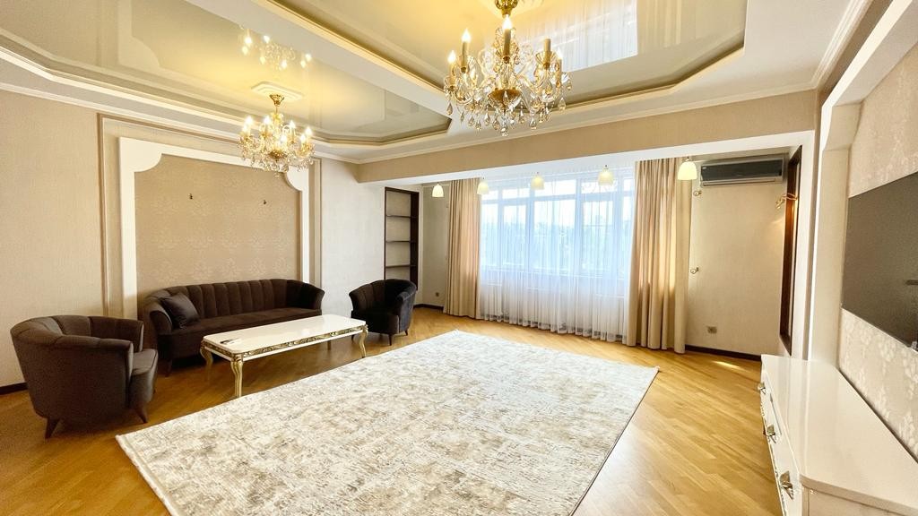 For rent a 3 room apartment in the city center on 44 Usenbayev St., crosses Moskovskaya, Bishkek