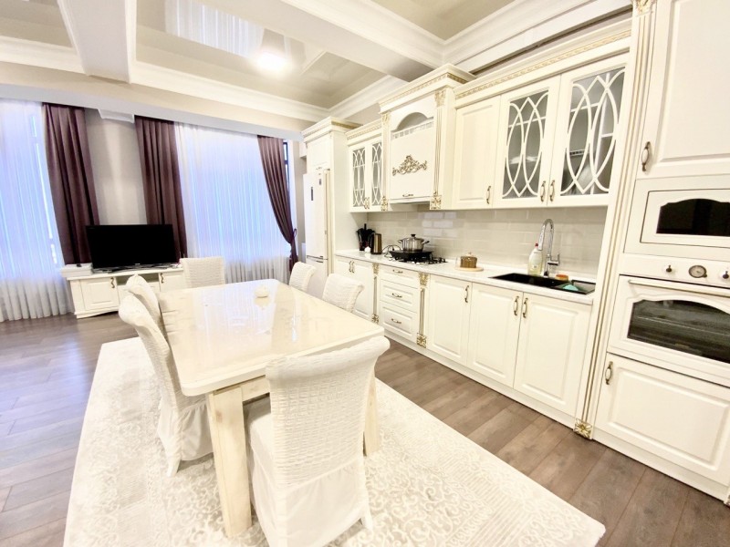 For rent a 2 bedroom apartment in the heart of Bishkek, in the residential house “Triumf Style” on the 8th floor out of 12.