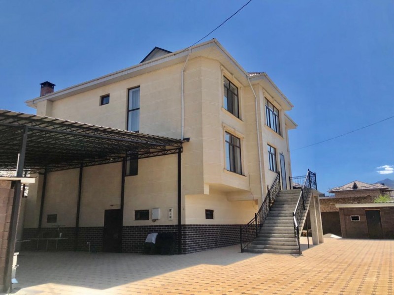 Сдается красивый 3 этажный дом в южной части Бишкека, рядом с этно-комплексом