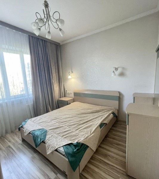 For rent 3 bedroom apartment in the center. Toktogul / Karpinsky