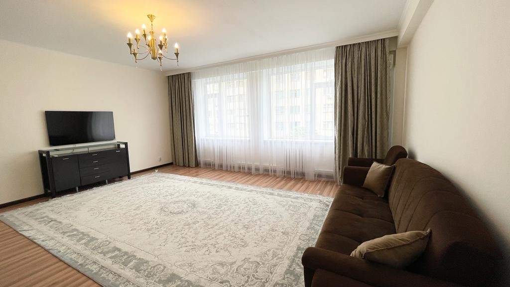 For rent a 4 room apartment in the golden square on Chui Avenue, 245/1, crosses Manas, Bishkek
