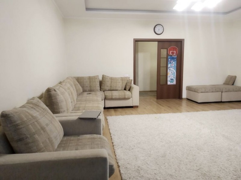 Сдаётся 4 комнатная квартира в золотом квадрате, ул. Раззакова, 7, Бишкек