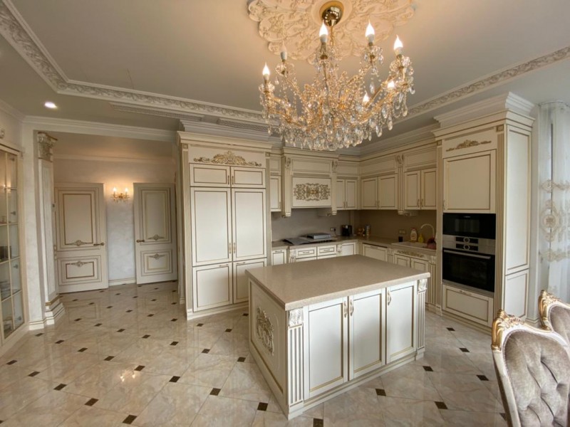 Продается элитная 5 комнатная квартира в самом престижном доме в Бишкеке