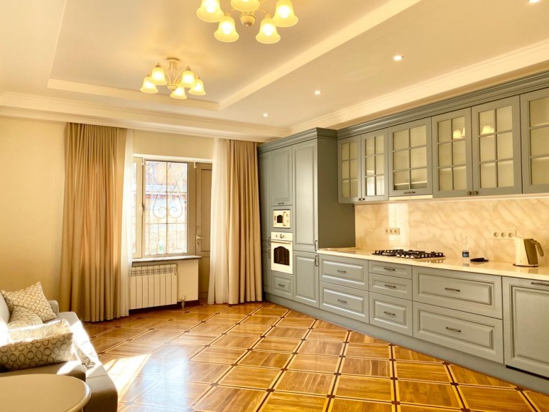 Продается 7 комнатная большая квартира для большой семьи в центре Бишкека