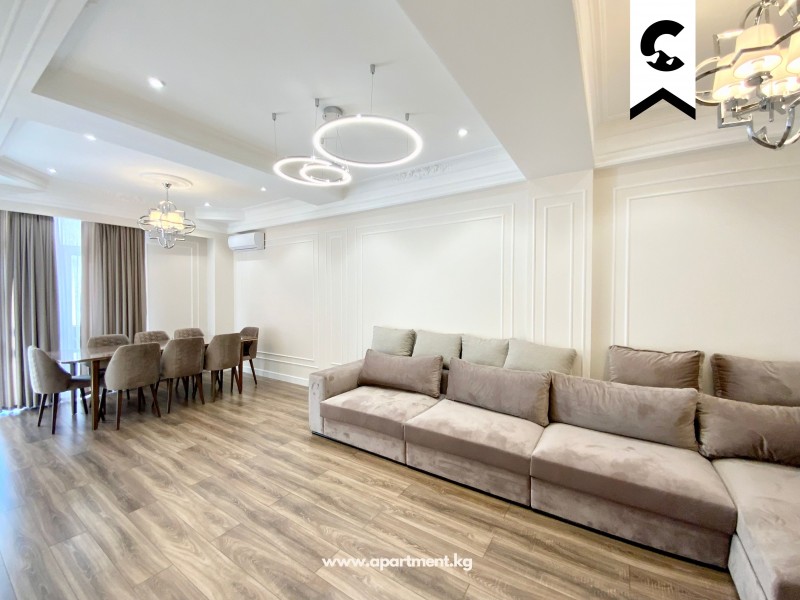 Сдается уютная и просторная 3 комнатная квартира в южной части Бишкека, в элитном доме “Ак-Кеме” на 7 этаже из 14.