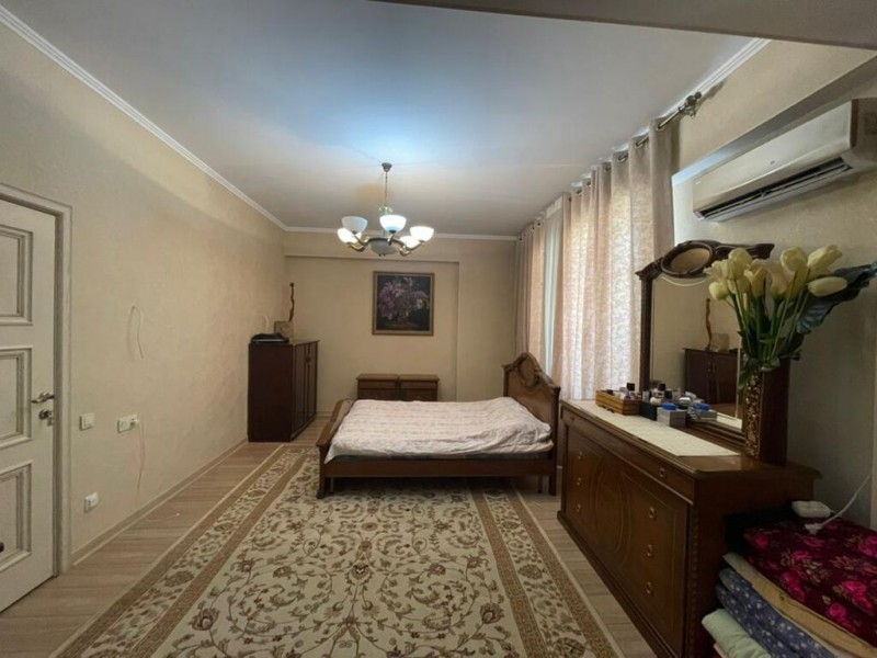 Сдается 4 комнатная квартира в городе Бишкек. Улица Аалы Токомбаева 27/1