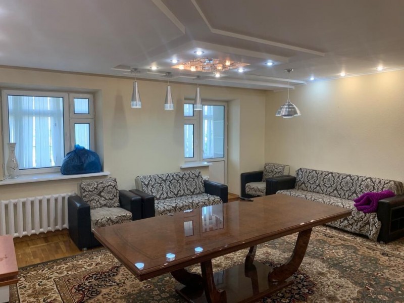 Сдается 4 комнатная квартира в городе Бишкек.